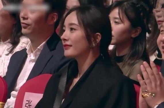 楊冪劉愷威離婚後首度相見，卻在頒獎典禮上，楊冪的表情說明一切 	