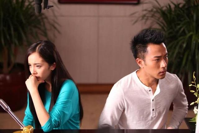 楊冪劉愷威離婚後首度相見，卻在頒獎典禮上，楊冪的表情說明一切 	