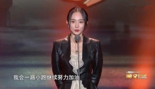 楊冪劉愷威離婚後首度相見，卻在頒獎典禮上，楊冪的表情說明一切 	