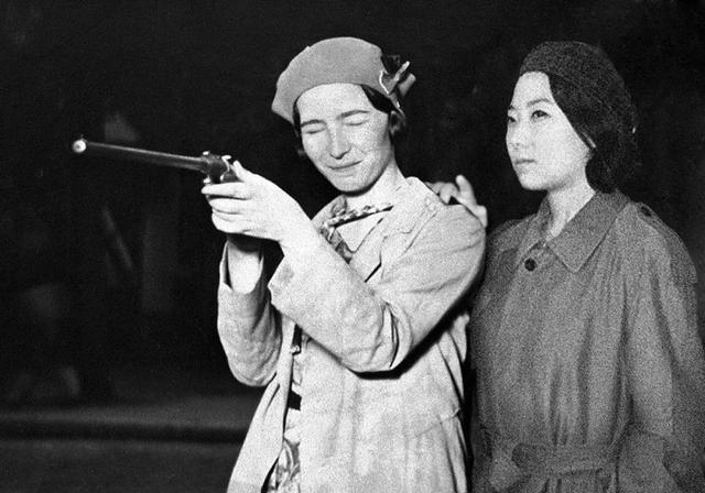 90後美女學霸為滿足虛榮心，和名人拍「假照」，被揭發後却意外獲國際大獎
