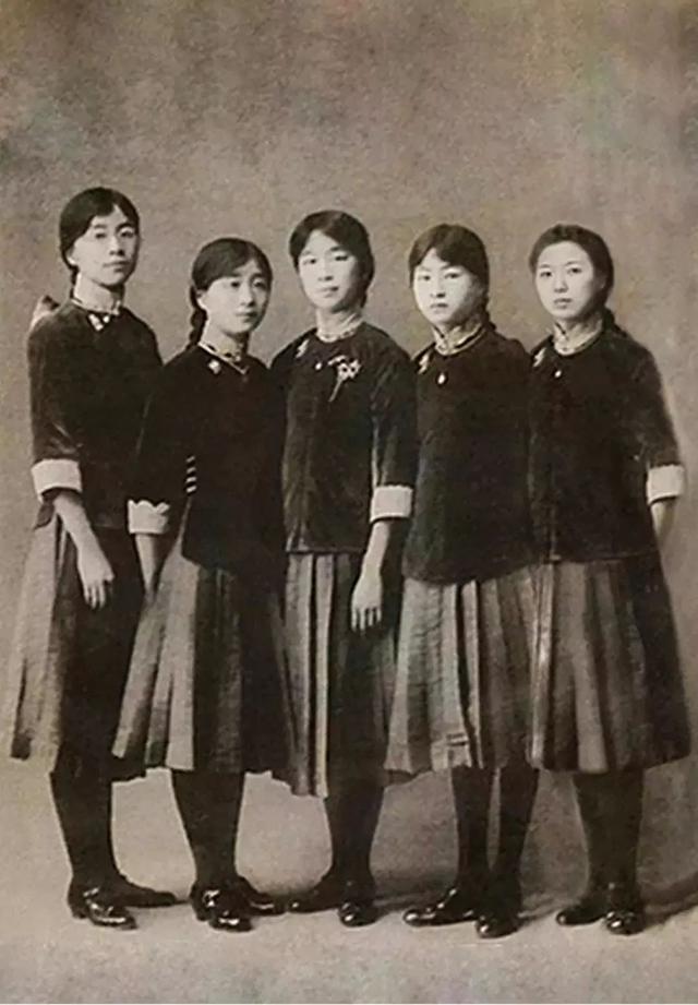 90後美女學霸為滿足虛榮心，和名人拍「假照」，被揭發後却意外獲國際大獎