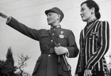90後美女學霸為滿足虛榮心，和名人拍「假照」，被揭發後却意外獲國際大獎