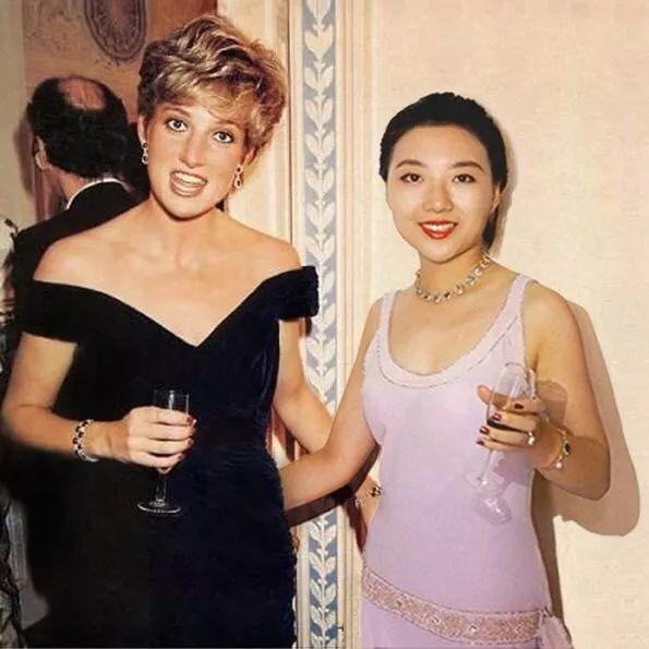 90後美女學霸為滿足虛榮心，和名人拍「假照」，被揭發後却意外獲國際大獎
