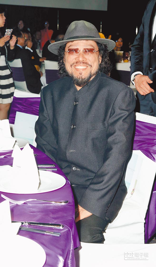 張菲孫女長大了！媳婦當年生子「包百萬大紅包」犒賞　決定「10億家產留兒孫」孫女甜喊：最喜歡鬍子爺爺