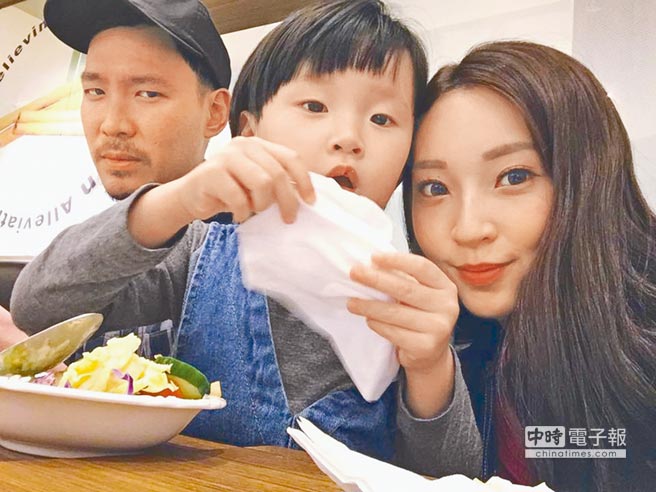 張菲孫女長大了！媳婦當年生子「包百萬大紅包」犒賞　決定「10億家產留兒孫」孫女甜喊：最喜歡鬍子爺爺