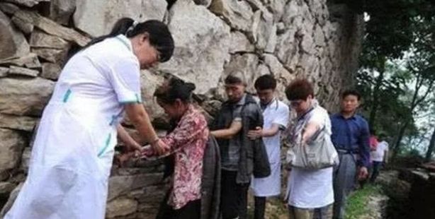 夫妻山裡捕獵39年為生，只喝生水，雙手退化為動物爪子，撕咬力堪比野獸！