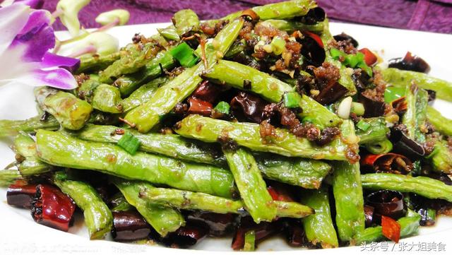 超級下飯的家常菜！最愛「蒜苔炒臘肉」過年必吃，收藏做給親友吃