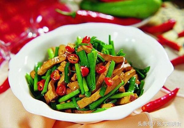 超級下飯的家常菜！最愛「蒜苔炒臘肉」過年必吃，收藏做給親友吃