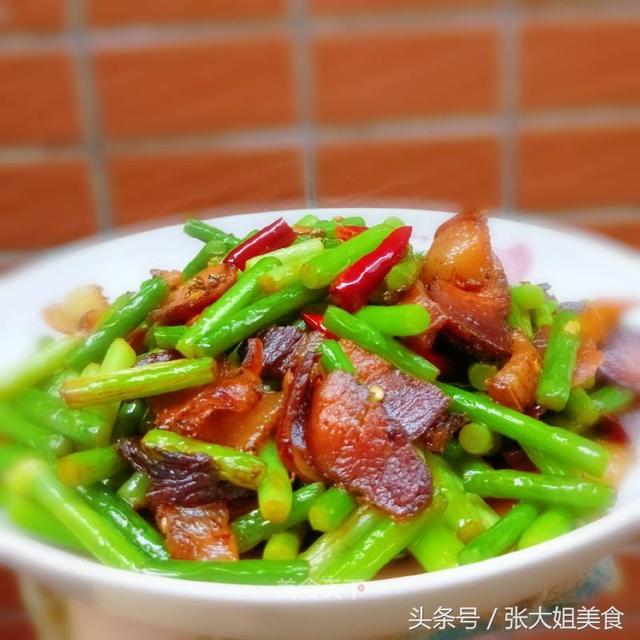 超級下飯的家常菜！最愛「蒜苔炒臘肉」過年必吃，收藏做給親友吃