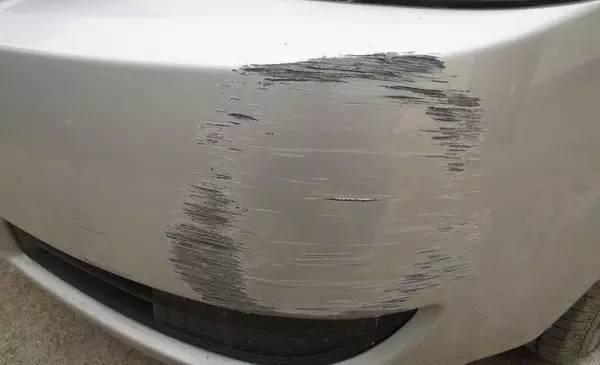 勇於承擔！13歲女童刮傷車「眾人勸快跑」  車主暴怒「轉頭一看氣全消」：賠償1元就好