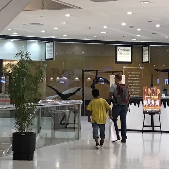 雪中送炭！街頭男孩「赤腳賣花」好心疼   遊客看了送他「人生第一雙鞋」讓全網感動淚流