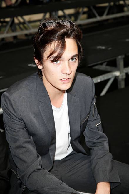 上帝的傑作!憂鬱氣息男當年被封「法國第一美男子」 引退多年「24歲帥兒」曝光網讚:帥過老爸!