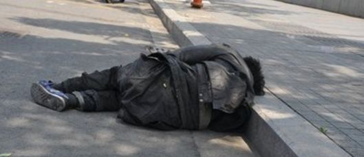 乞丐車禍無人插手救！女孩好心「將他送醫院」　隔天被告知「已開除」老闆：沒人敢要你