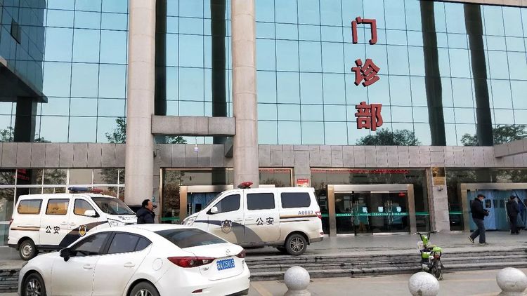 乞丐車禍無人插手救！女孩好心「將他送醫院」　隔天被告知「已開除」老闆：沒人敢要你