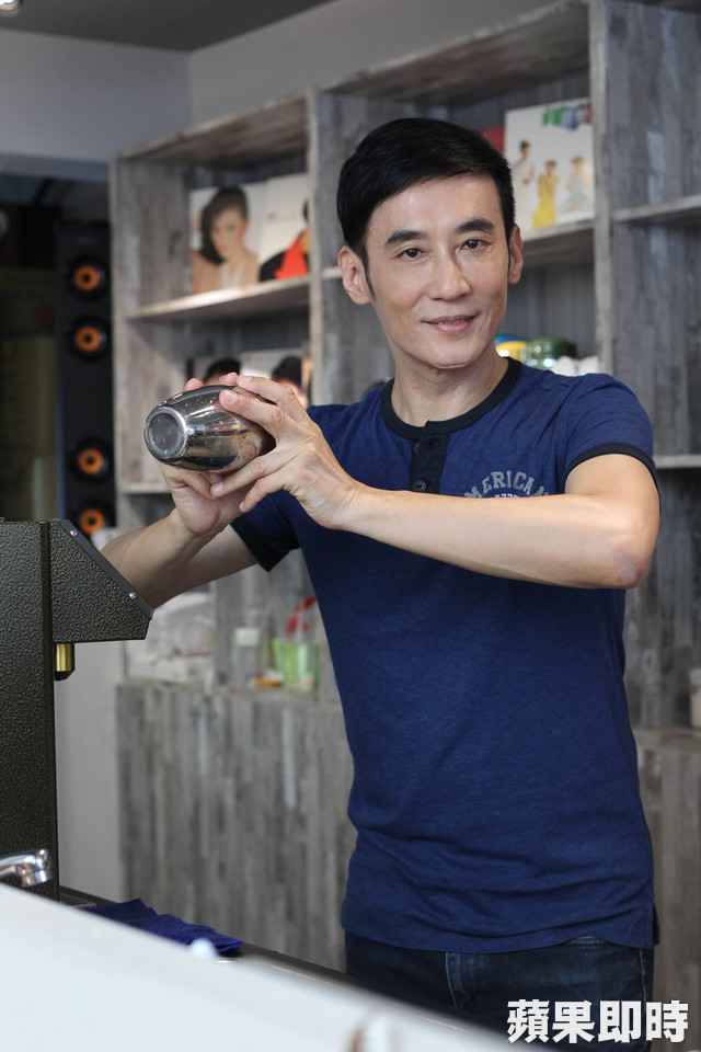 許建國「轉行收入砍半」遭同事譏：影印都不會！曾「辭職8次」今成最資深員工：開飲料店圓夢