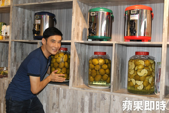 許建國「轉行收入砍半」遭同事譏：影印都不會！曾「辭職8次」今成最資深員工：開飲料店圓夢