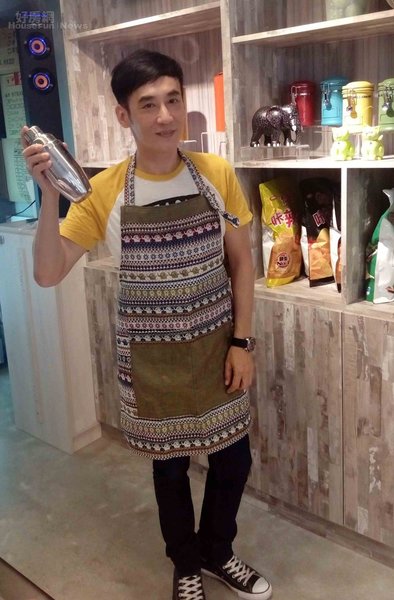 許建國「轉行收入砍半」遭同事譏：影印都不會！曾「辭職8次」今成最資深員工：開飲料店圓夢