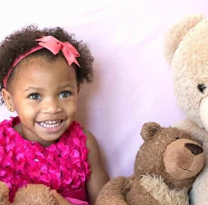 上帝創造的奇蹟！她生出「一黑一白雙胞胎」被酸：不同人種吧　長大後「超迷人電眼」連酸民也融化