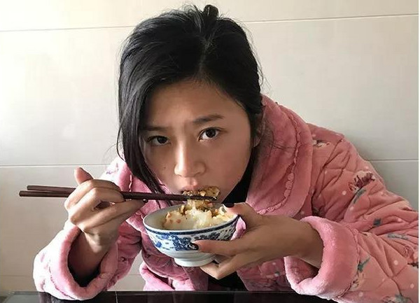 23歲網紅正妹回家過年「美貌也放假」　姐姐出賣她「油頭大嬸真面目」全網笑瘋：回家變如花！