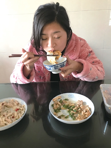 23歲網紅正妹回家過年「美貌也放假」　姐姐出賣她「油頭大嬸真面目」全網笑瘋：回家變如花！