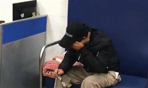 流浪10年母親已不在... 他欠債離家不敢回！兄一句「母親最後一面找不到你」淚崩：來不及孝順