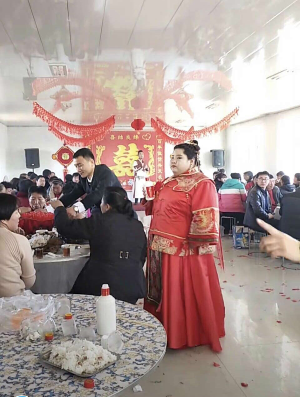 新郎娶走「大尺寸超級新娘」眾人超不解　網友幫平反「新郎根本人生勝利組」：娶到就贏了