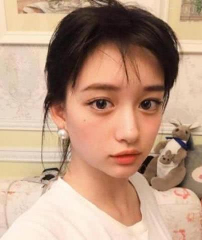 17歲「美少女」天生自帶眼線，被質疑整容！曬出父母顏值後，瞬間被打臉！