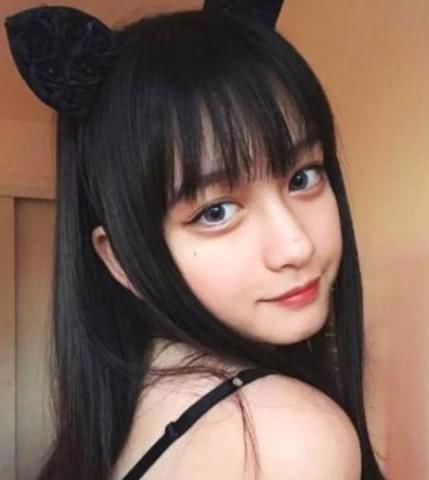 17歲「美少女」天生自帶眼線，被質疑整容！曬出父母顏值後，瞬間被打臉！