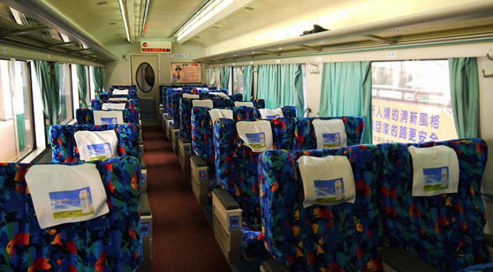 下意識動作！女大生搭車返鄉「拿起珍奶吸一大口」　吸完才驚覺「是隔壁陌生男孩的」結局超展開