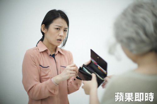 女兒比塵沙還不如！弟弟花錢買遊戲人人疼   她捧「5位數孝親費」竟被父母嫌棄淚崩