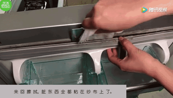 要及時清潔！不管冰箱膠條「多髒多黑」　教你學一招「不用一滴水」幾分鐘就恢復如新　