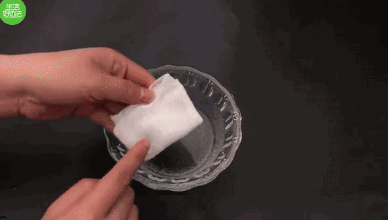 要及時清潔！不管冰箱膠條「多髒多黑」　教你學一招「不用一滴水」幾分鐘就恢復如新　