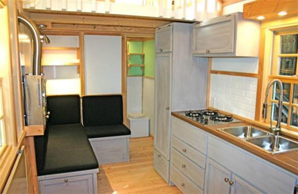 他買下一棟5.6坪的「迷你屋」被家人嫌到爆，但打開家門後，每個人都被驚艷到說不出話