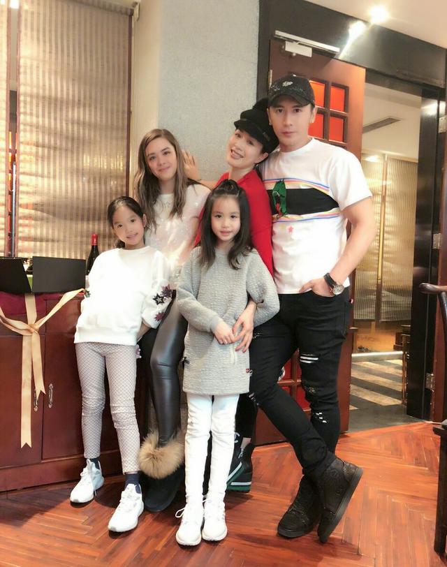 48歲鍾麗緹3個女兒個個貌美！21歲混血大女兒近照爆光「身材火辣」，曾反對媽媽拼第四胎！