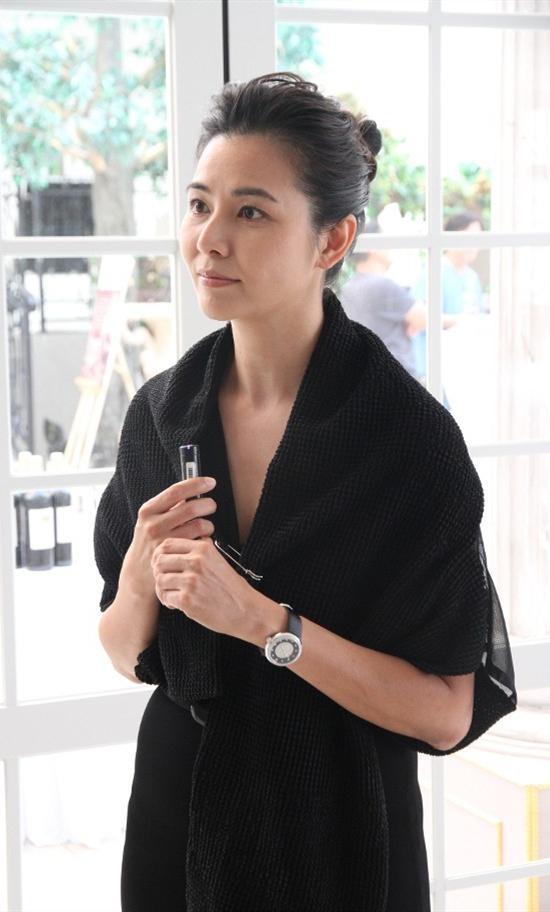 她19歲出道24歲走紅  曾讓鄭伊健甜喊「絕對是我老婆！」 今54歲仍單身戀情全「不超過7年」
