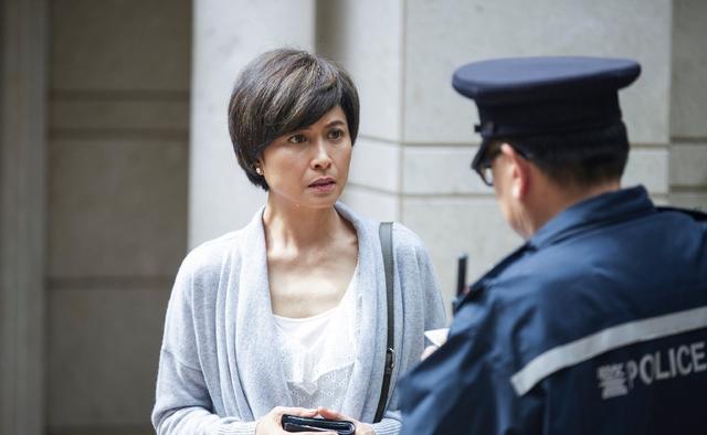 她19歲出道24歲走紅  曾讓鄭伊健甜喊「絕對是我老婆！」 今54歲仍單身戀情全「不超過7年」