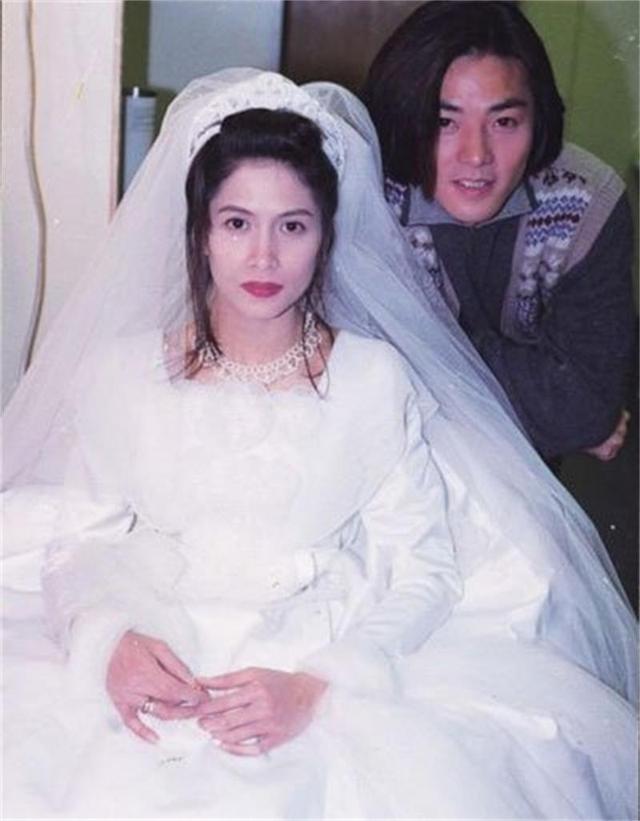 她19歲出道24歲走紅  曾讓鄭伊健甜喊「絕對是我老婆！」 今54歲仍單身戀情全「不超過7年」