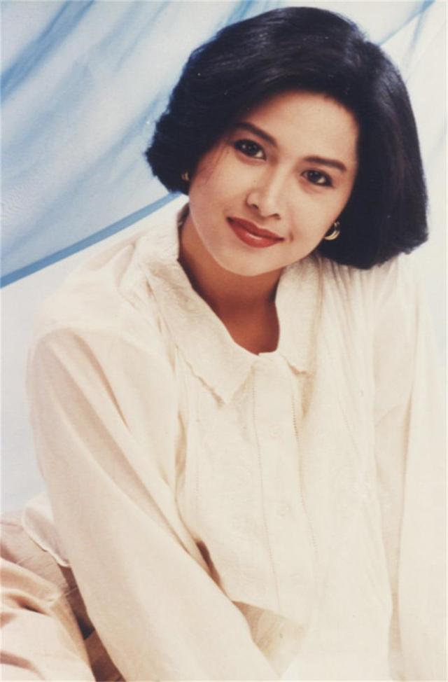 她19歲出道24歲走紅  曾讓鄭伊健甜喊「絕對是我老婆！」 今54歲仍單身戀情全「不超過7年」