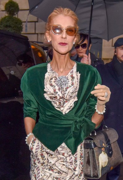 天后怎麼了？席琳狄翁「暴瘦憔悴面容」出席時尚周　前衛造型被狠酸「暴怒出面回應」：不爽不要看