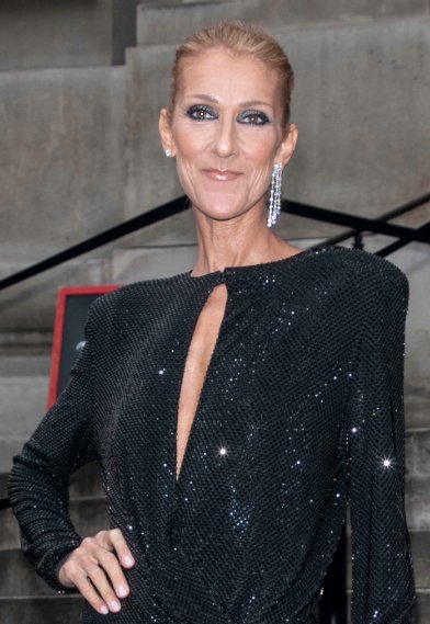 天后怎麼了？席琳狄翁「暴瘦憔悴面容」出席時尚周　前衛造型被狠酸「暴怒出面回應」：不爽不要看