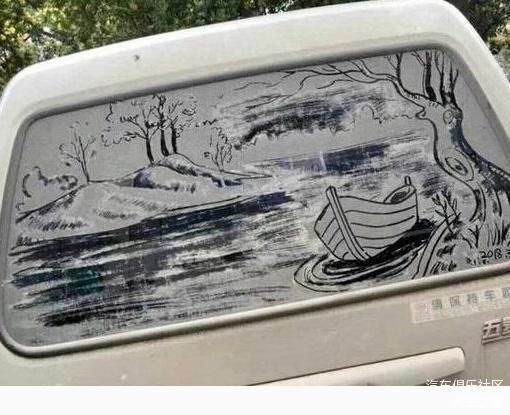 街頭看到一女孩在車玻璃上畫畫，車主看後：不捨得擦，和大家一起欣賞！
