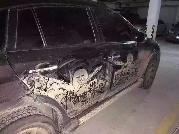街頭看到一女孩在車玻璃上畫畫，車主看後：不捨得擦，和大家一起欣賞！