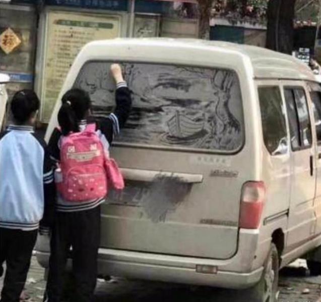 街頭看到一女孩在車玻璃上畫畫，車主看後：不捨得擦，和大家一起欣賞！