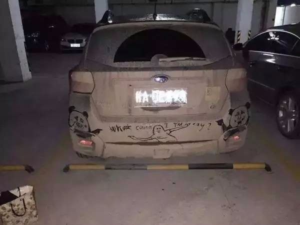 街頭看到一女孩在車玻璃上畫畫，車主看後：不捨得擦，和大家一起欣賞！