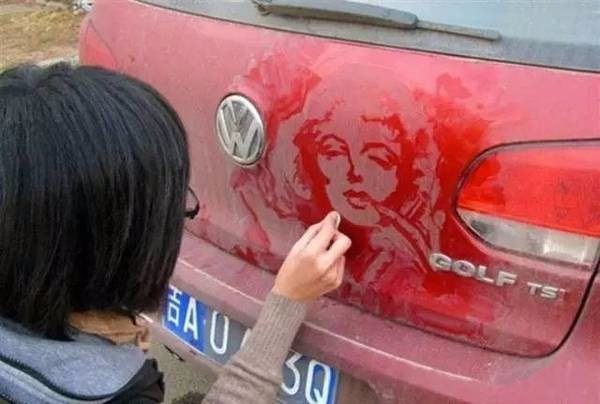 街頭看到一女孩在車玻璃上畫畫，車主看後：不捨得擦，和大家一起欣賞！
