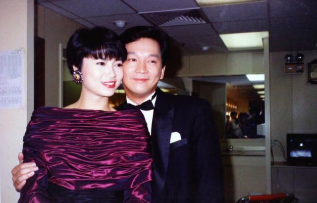 相伴40年卻「從不曬恩愛」！65歲港星痛失愛兒「13年未釋懷」 妻患抑鬱他不離不棄：真愛是安靜的