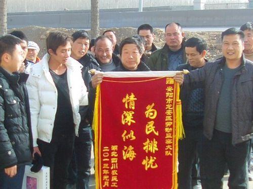 農民工磚廠搬磚，年底老闆拿100萬塊磚抵工資，結果老闆傻了眼