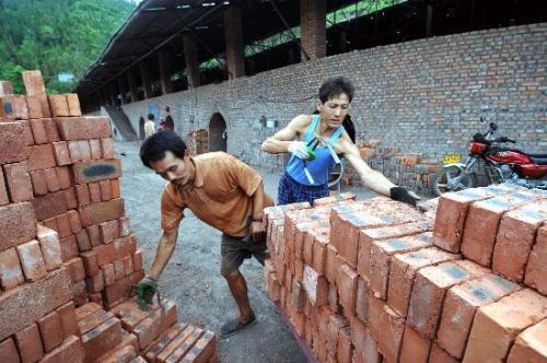 農民工磚廠搬磚，年底老闆拿100萬塊磚抵工資，結果老闆傻了眼