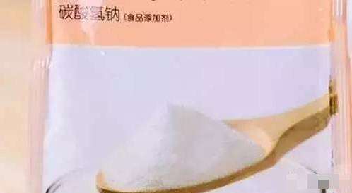 她把小蘇打「塗在腋下」神奇的事情發生了「原來小蘇打還有很多妙用」超實用的