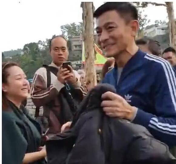 劉德華與殘疾人握手，一個細節引起了所有人的注意，人品好不好，一件小事看透徹 ！  